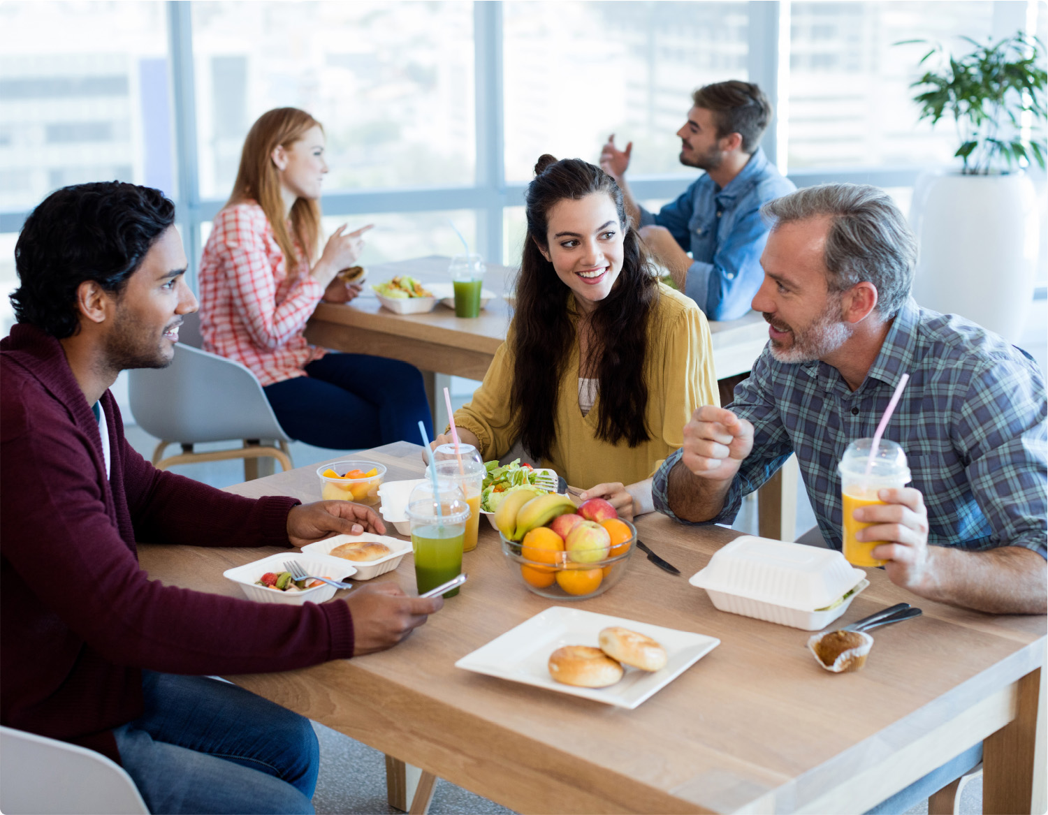 adult-coworkers-eating-healthy-lunch-together